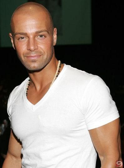 PeopleQuiz - Biography - Joey Lawrence Bald men style, Bald men, Joey lawre...