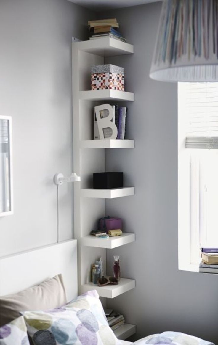 Platzsparende Nachttische für # kleine Räume Small living Schmales Regal – mehr Platz in kleinen Räumen | REGALRAUM