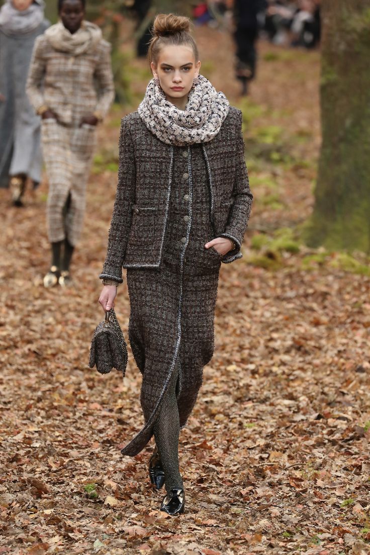 Chanel, inverno 2019: floresta encantada  Paris fashion week, Chanel  fashion, Chanel couture