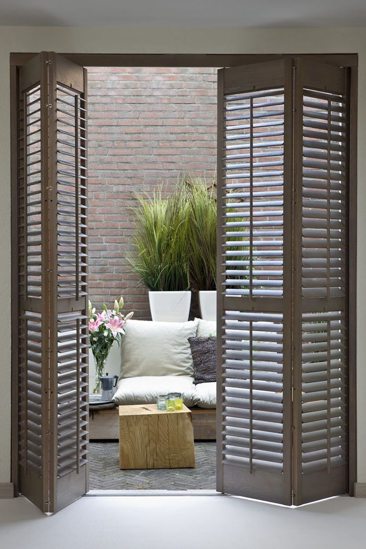 8 Best Raambekleding Shutters Images On Pinterest Sunroom Blinds Shutters Sandblast Van Jasnoshutters Op Een Vouwrailsysteem Debinnenhuisadviseurs Raamdecoratie Wooninspiratie