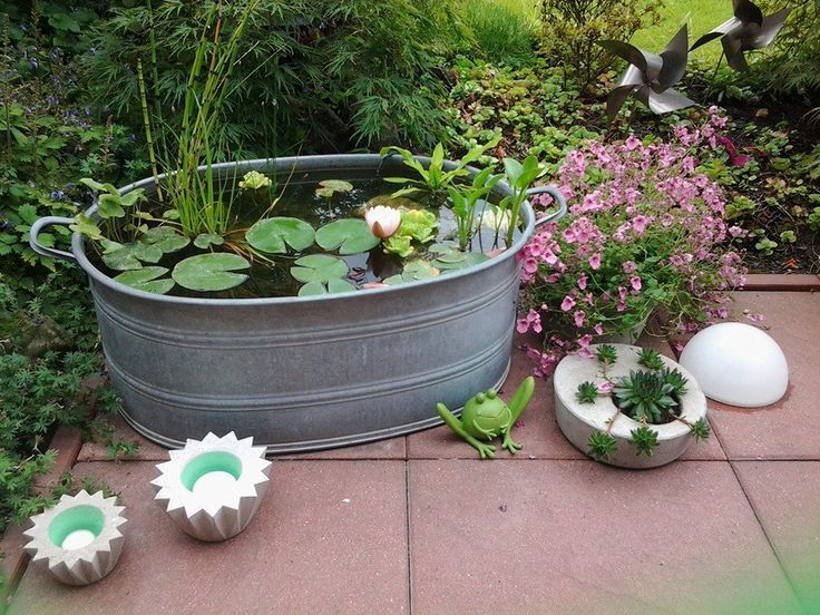 In Der Wanne Ist Eine Ganz Normale Aquariumpumpe Drin Die Hat So Kleinen Schwamm Drin Den Reinige Ich 1 Mal Im Monat Sonst Garten Garten Deko Wasser Im Garten