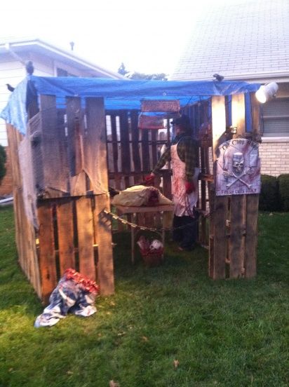 butcher shop made out of pallets includes several pics on halloween forum