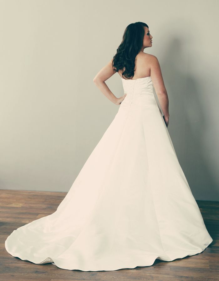 82 Best La Prima S Wedding Gowns Images On Pinterest Short Lp9003 A Beautiful Strapless Style With Wide Sweeping Skirts That Flow Down Into Plus Size Weddingwedding Gownswedding