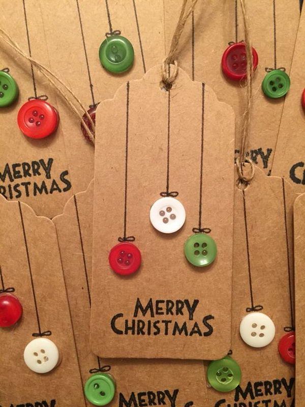 Etiquettes de cadeaux de Noël en papier brun et boutons. ... #bristmas #brown ....