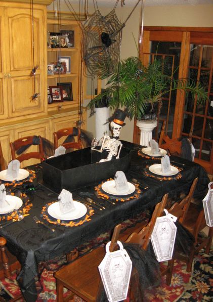 spooky halloween table setting love the skeleton in the coffin centrepiece july 2013