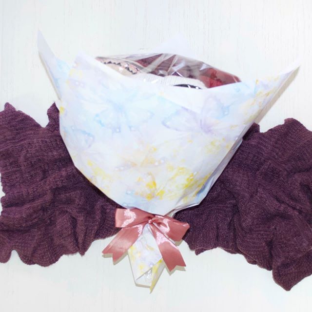 Pin By Nora On هدايا شتويه Gifts Gift Box Art