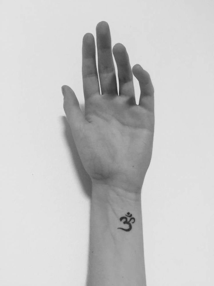 Om Tattoo auf Molly McArthurs linkem Handgelenk. – Kleine Tattoos für Männer und Frauen Om Tattoo auf Molly McArthurs linkem Handgelenk. – Kleine Tattoos für Männer und Frauen