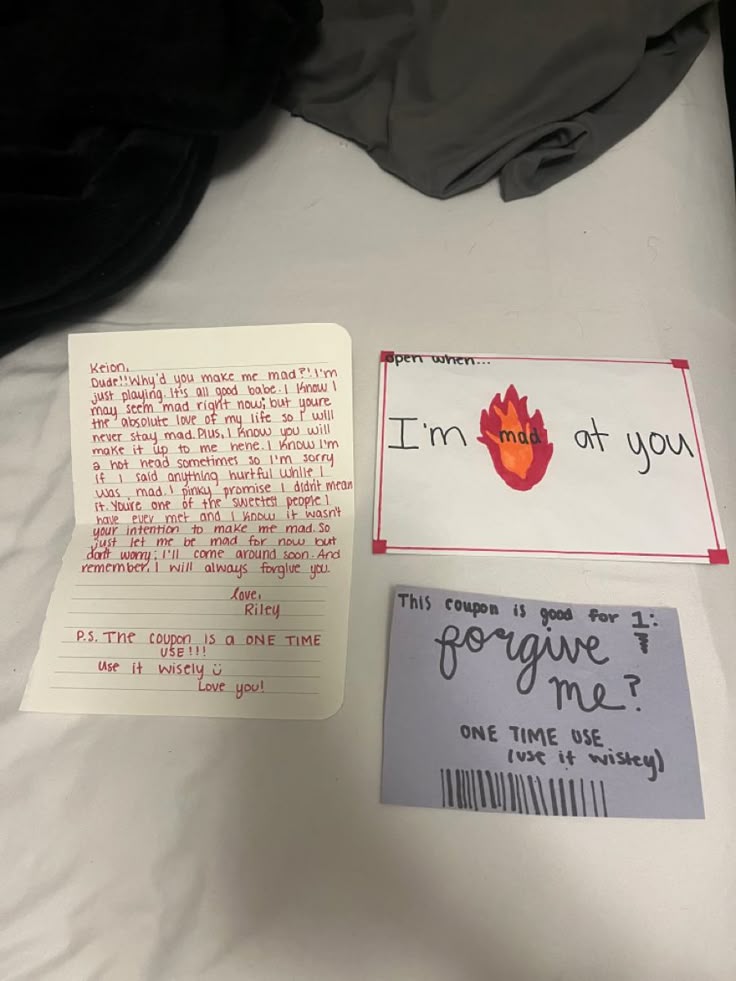 A Bed With Two Envelopes And A Note Attached To The Back Of It That Dce8715d065131f645a3b922de4af634