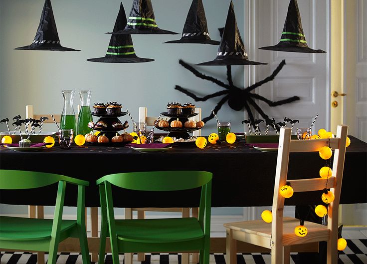 salle manger et table dcores pour halloween avec guirlande lumineuse et diffrentes gourmandises maison halloween table decorationshalloween party - Halloween Party Table Decorations salle manger et table dcores pour halloween avec guirlande lumineuse et diffrentes gourmandises maison halloween table decorationshalloween party - Halloween Party Table Decorations