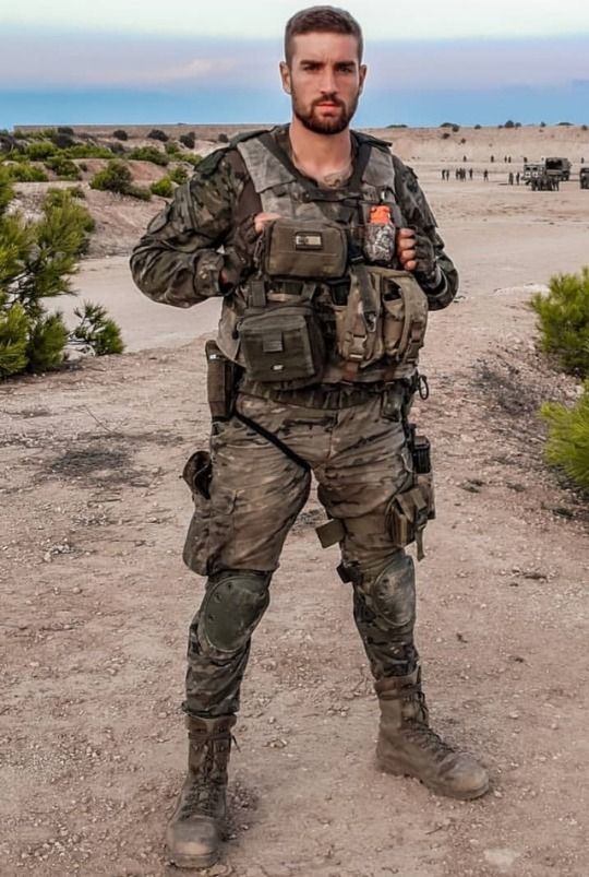 (99+) Likes Tumblr Men in uniform, Military men, Army men