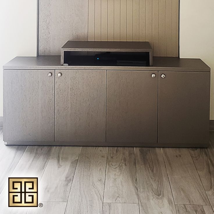 1/2 Un exclusivo mueble de TV de corte recto y moderno para disfrutar las mejore...