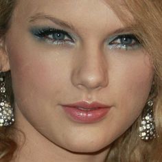 Taylor Swift Makeup: Blauer Lidschatten & Rosa Lipgloss | Stehle ihren Stil #bl...