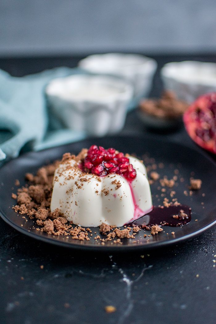 Panna Cotta mit Tonkabohne, Lebkuchen Crumble & Granatapfel