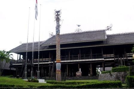 Rumah Adat Tradisional Kalimatan Timur Rumah lamin Rumah Adat Tradisional Kalimatan Timur Rumah lamin