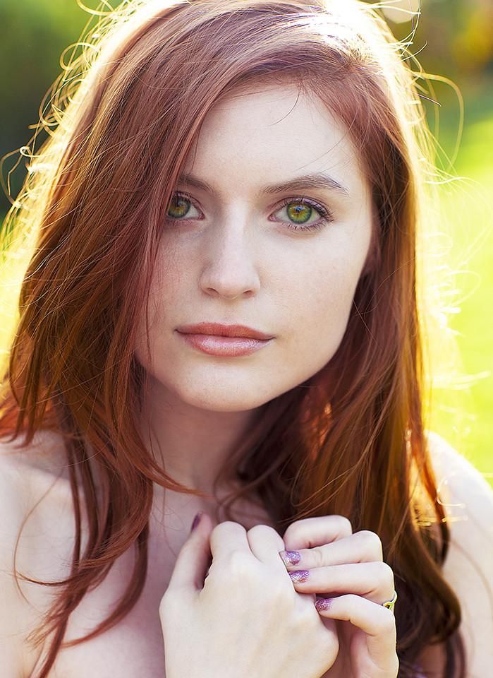 Mädchen mit roten haaren und grünen augen