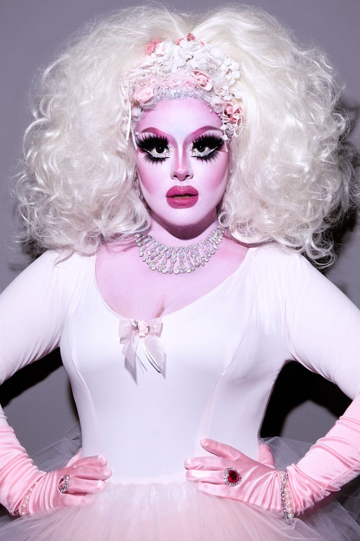 RuPaul’s DragCon NYC 2017 is coming! Can you even handle the excitement? We’re under one month until the big weekend and the anticipation is killing us! So, to help you distract yoursel…