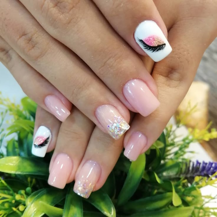 Uñas acrílicas con diseño para la temporada Primavera/Verano 2022