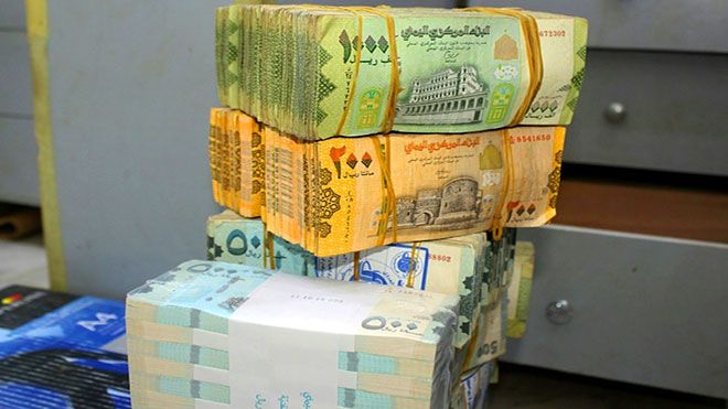 أزمة العملة تعم ق معاناة اليمنيين يهدد منع المتمردين الحوثيين في اليمن تداول العملات الأجنبية العملة الريال اليمني W In 2020 Paper Shopping Bag Paper Shopping Bag