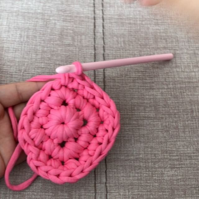 Kare Sepet Tabani Yapimi Koseleri 3 Batiyoruz Ve Istedigimiz Buyukluge Gelene Kadar Devam Ediyoruz Orgu Sepe Crochet Tutorial Yarn Crochet