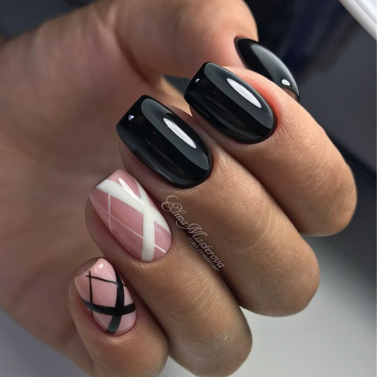 1,988 вподобань, 3 коментарів – Маникюр / Ногти / Мастера (@nail_art_club_) в Instagram: «Repost @masterova_elina ・・・ #vogue Чёрный властелин, #kodi20, топ без лс #airnails.…»