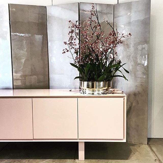 18 Curtidas 3 Comentarios Erea Erea Casa No Instagram Os Tons De Rose Estao Em Alta Buffet Orix Em Laca Rosa Decor Home Decor Single Vanity 18 Curtidas 3 Comentarios Erea Erea Casa No Instagram Os Tons De Rose Estao Em Alta Buffet Orix Em Laca Rosa Decor Home Decor Single Vanity