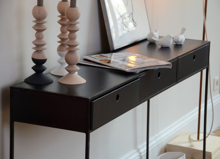 Détail de la console en métal noir Allure trois tiroirs