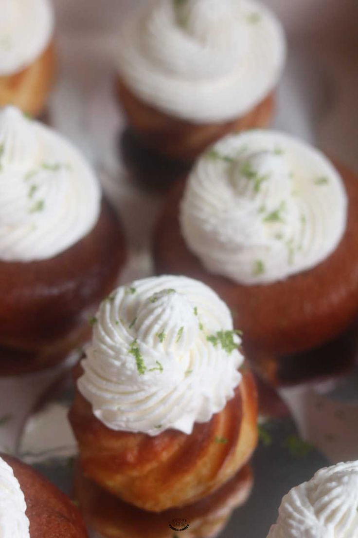 Mini babas ananas et citron vert de Cyril Lignac | Recette ... Mini babas ananas et citron vert de Cyril Lignac | Recette ...
