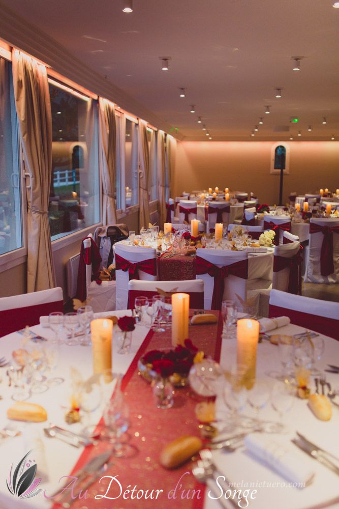 Décoration de salle de mariage. Couleurs blanc, bordeaux et or. Thème