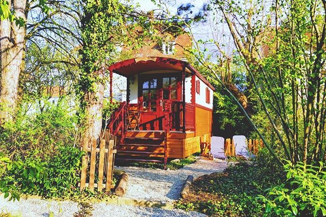 envie d une escapade romantique proche du centre ville de strasbourg la roulotte comtoise vous permet de pr maison de maitre hebergement insolite roulotte
