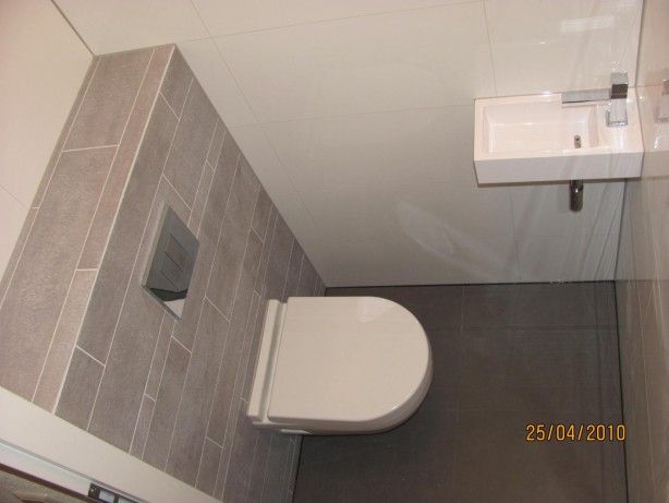 Toilet benedenverdieping licht grijs hal in