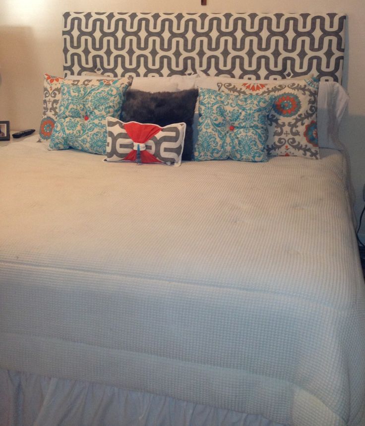 Diy bed headboard and coordinating pillows Home Decor Pinterest Diy bed headboard, Bed ...