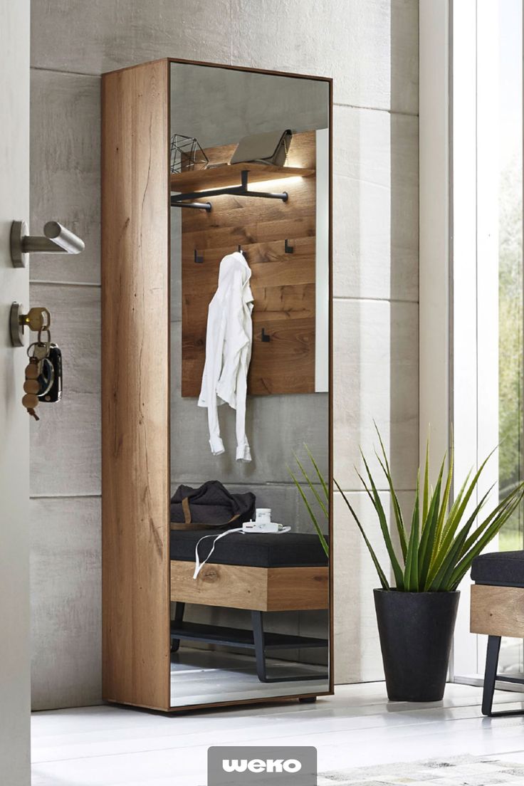 Moderner Hochschrank mit Spiegelfront in Kerneiche Haus Moderner Hochschrank mit Spiegelfront in Kerneiche Haus
