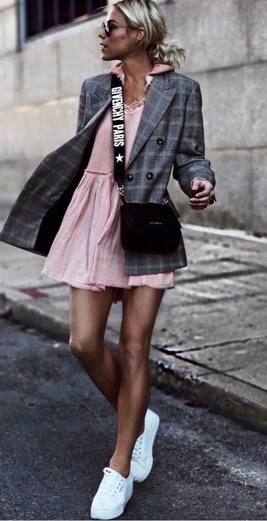 Trendiges Outfit Karo Blazer Rosa Kleid Tasche Sneakers Blazer Kleid Outfit Sneakers Tasche Trendiges Pink Dress Outfits Fashion Trendy Outfits