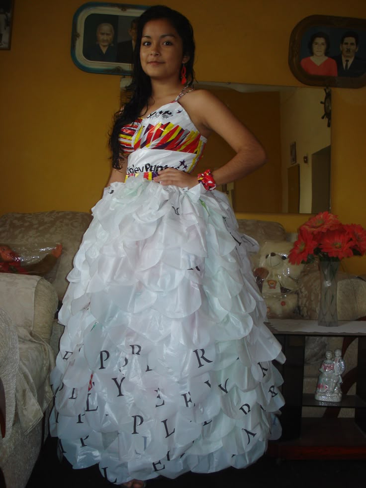 vestido de reciclaje con bolsas. en el enlace hay más ejemplos