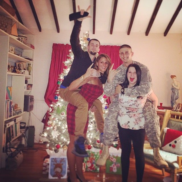 christmas lift and carry pinterest couples christmas photo ideas