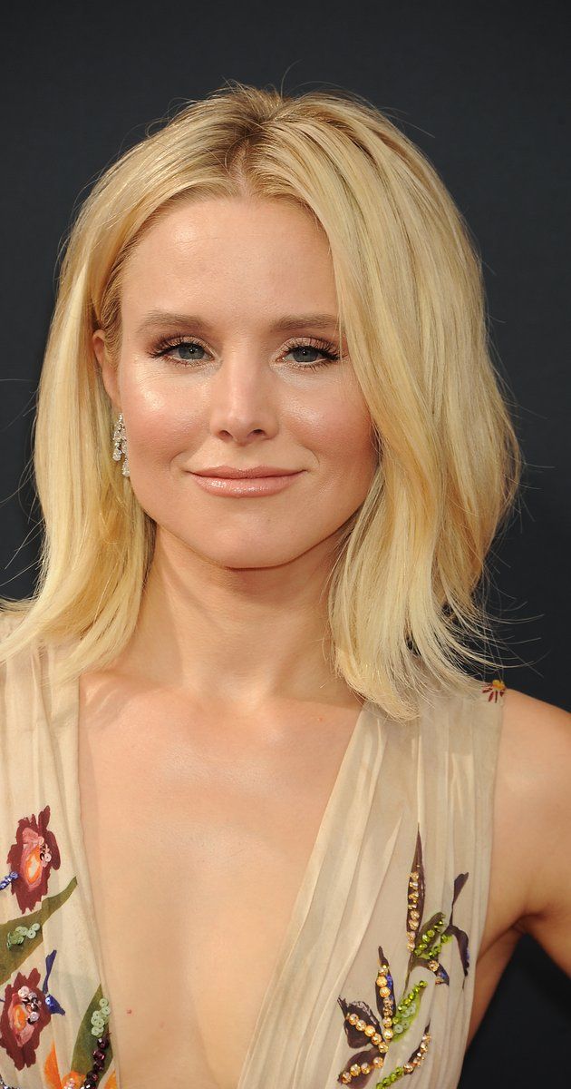 Emmys 2016 Red Carpet | Kristen bell, Red carpet hair, Emmy awards