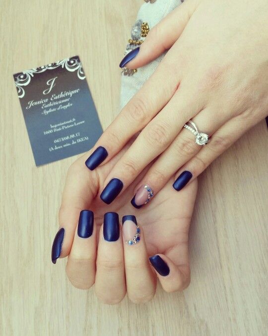 Ongles bleu marine électrique, french crystal swarovski De jessica esthétique bruxelles