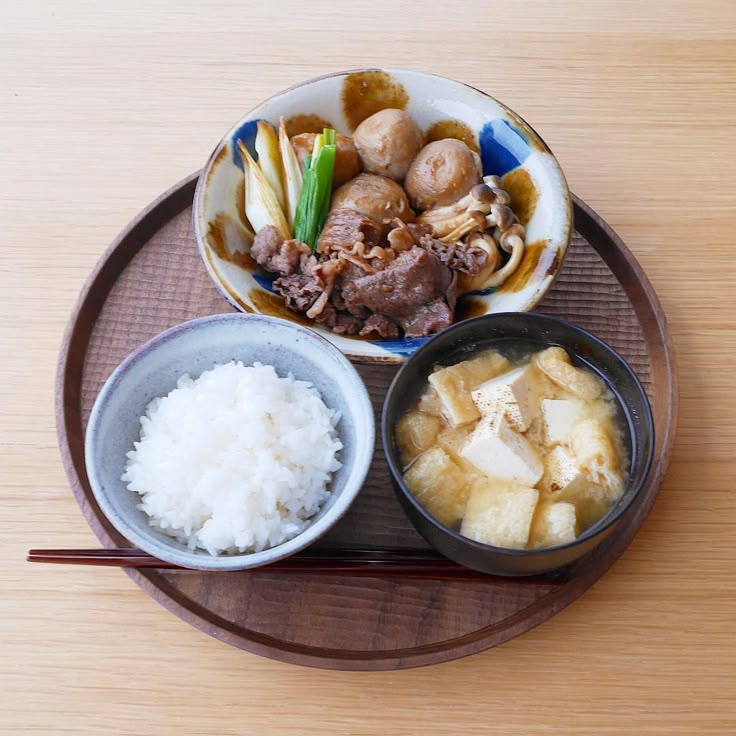 今日の一汁一菜 里芋と牛肉のすき焼き風煮 お揚げさんと焼き豆腐のみそ汁 下ゆでした里芋 牛肉 長ねぎ しめじをすべてフライパンに入れ 醤油 砂糖 酒を1 1 2 で入れ 火に掛け蓋をし 15分立つと完成 最後の1分くらいで青ねぎを入れ 色鮮やかにします 調味 今日の一汁一菜 里芋と牛肉のすき焼き風煮 お揚げさんと焼き豆腐のみそ汁 下ゆでした里芋 牛肉 長ねぎ しめじをすべてフライパンに入れ 醤油 砂糖 酒を1 1 2 で入れ 火に掛け蓋をし 15分立つと完成 最後の1分くらいで青ねぎを入れ 色鮮やかにします 調味