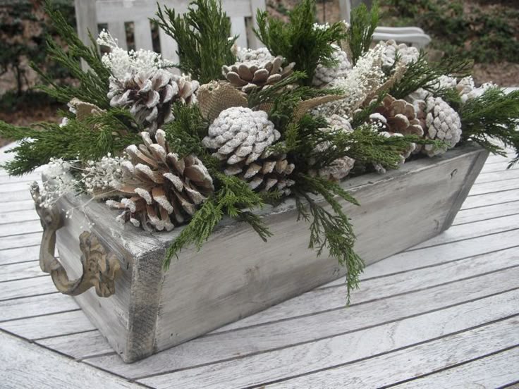 e9f3ced2806c09e6105d475703f9ecc3--pinecone-centerpiece-christmas-centerpieces.jpg