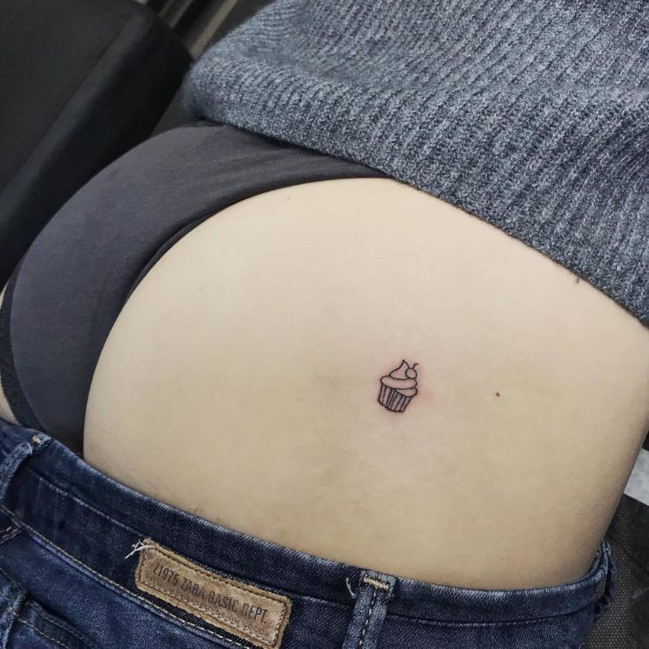 Gozando gostoso na buceta dormindo Tattoo delicada na bunda