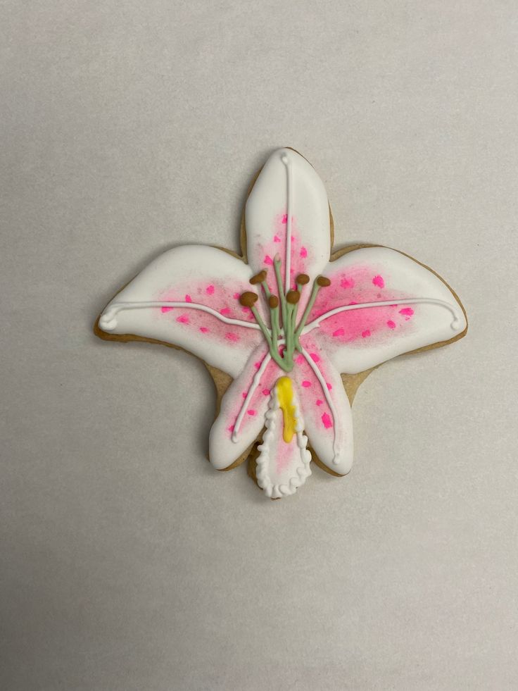 This beautiful lily cookie was made by nelliescustomcakes. in 2021 This beautiful lily cookie was made by nelliescustomcakes. in 2021