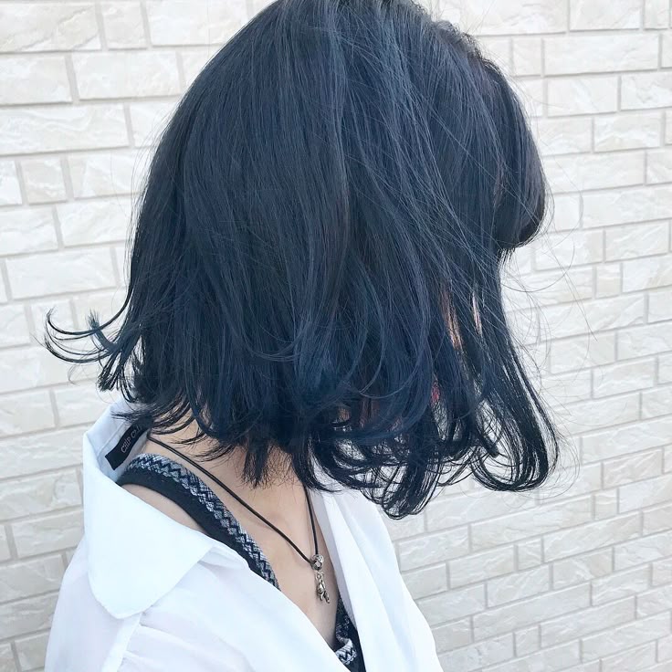 ブルーアッシュ 青系の髪色のブルーアッシュのヘアカラー 1つ目は ブリーチなしの濃いめ です ブリーチなしでブルーアッシュにする場合は 自分が想像している色 よりも濃いめにいれるのがおすすめです ブルーアッシュは 色落ちやすいヘアカラーであるため 濃いめに ブルーアッシュ 青系の髪色のブルーアッシュのヘアカラー 1つ目は ブリーチなしの濃いめ です ブリーチなしでブルーアッシュにする場合は 自分が想像している色 よりも濃いめにいれるのがおすすめです ブルーアッシュは 色落ちやすいヘアカラーであるため 濃いめに
