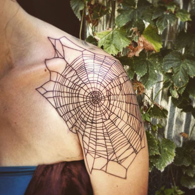 Spinnennetz tattoo hals