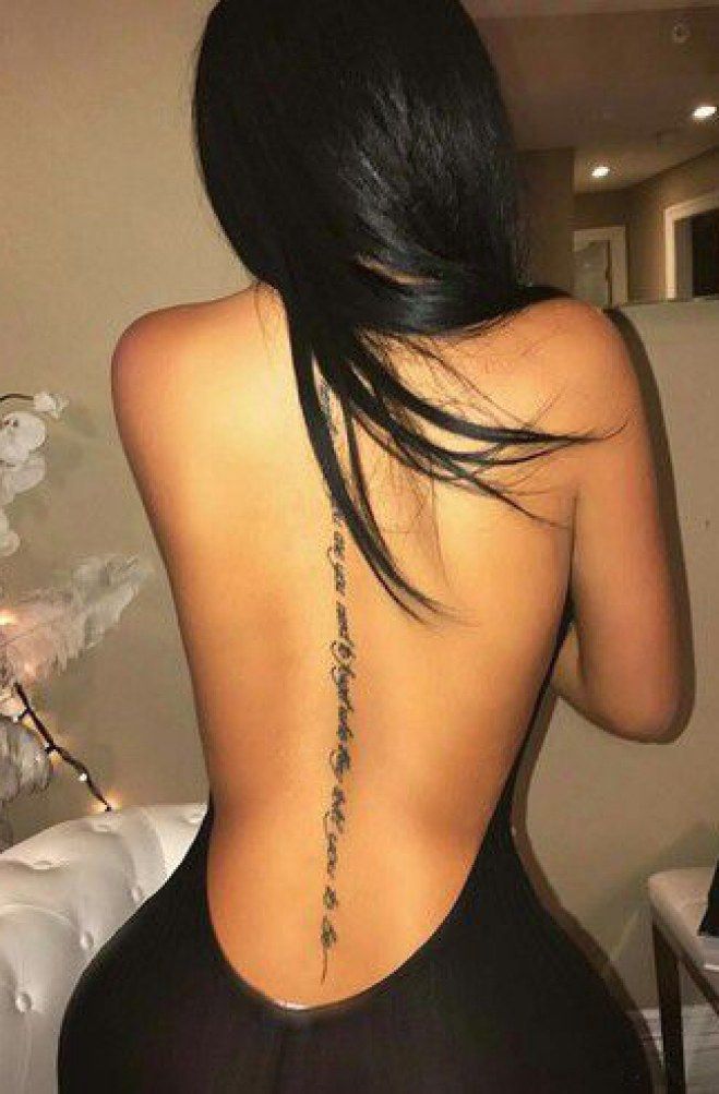 Schöne Tattoo-Ideen um Ihre Wirbelsäule zu verkleiden