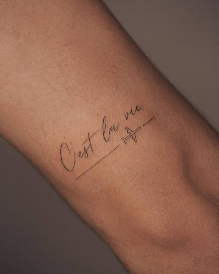 "C’est la vie" lettering tattoo on the tricep. en 2021 Frases para