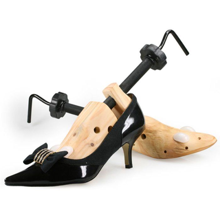 10 Increíbles Y Fáciles Trucos Para Hacer Que Los Zapatos Incómodos Ya No Te Causen Más Problemas Zapatos Cómo Agrandar Zapatos Amarre De Zapatos