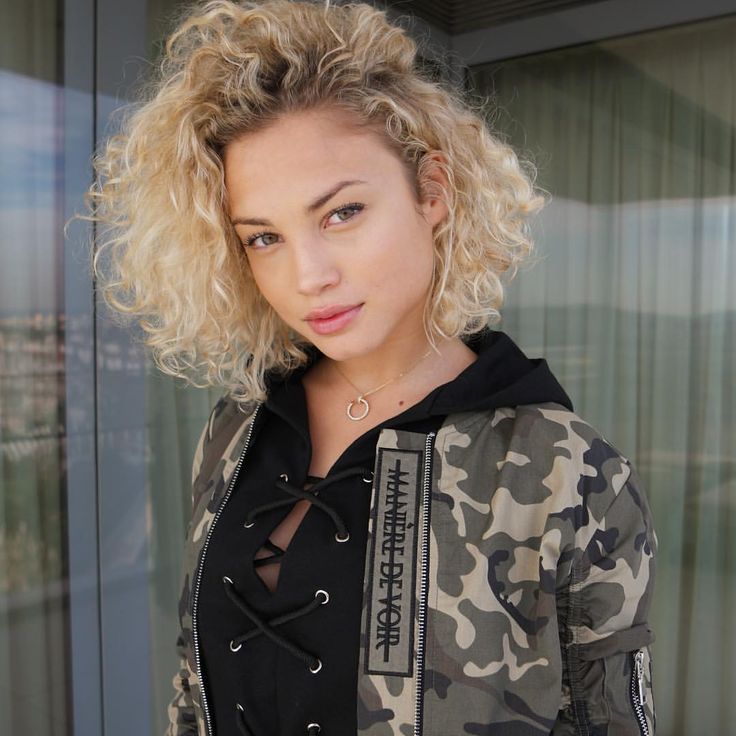 Messy shorts blonde curly