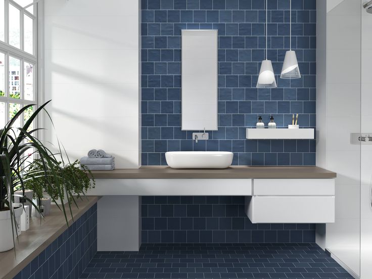 Kleine vierkante blauwe tegels in badkamer | Blauwe ...