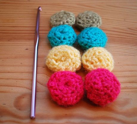 How to make a yarn button Adapted from 50 Heirloom Buttons to Make by Nancy Nehring (Taunton Press , now out of print) Cut four 1 1/2