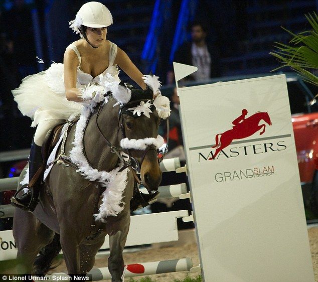 Jessica Springsteen show jumps as white swan while dad ...
